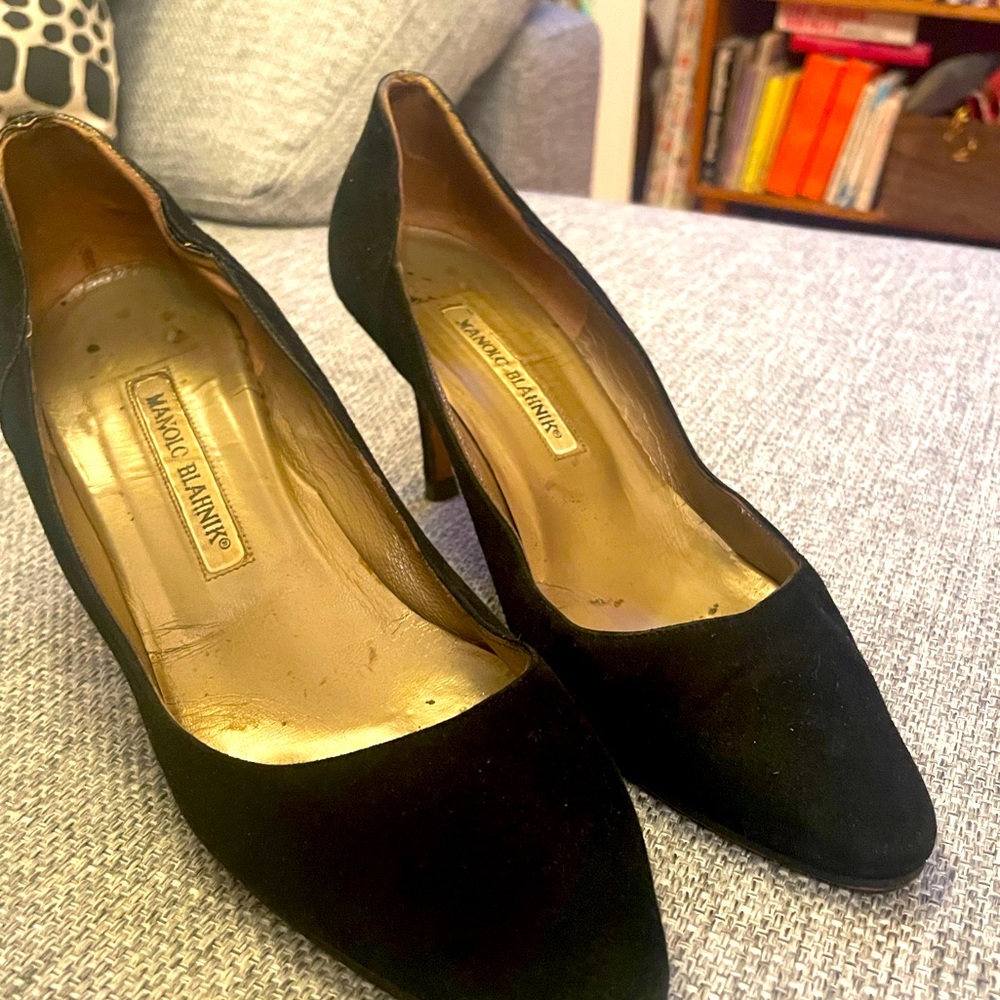 Sexy Low Manolo Blahnik Black Suede Heels - Size 37.5 (8 US)